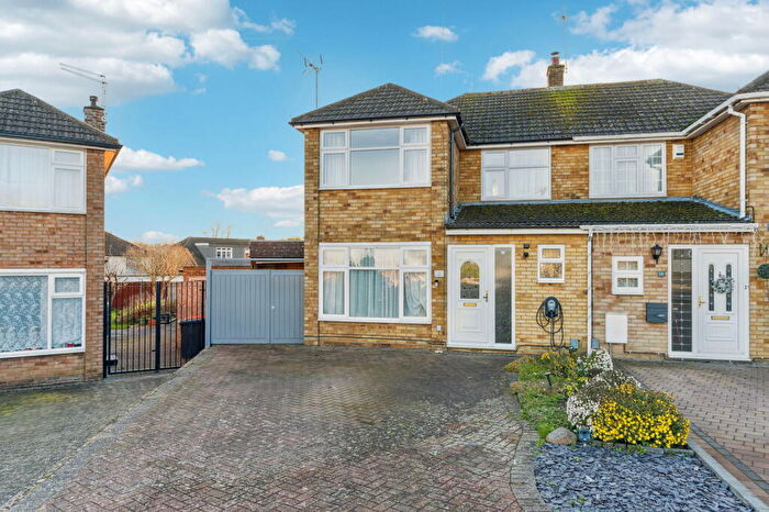 3 Bedroom Semi Detached House For Sale In Holmwood Close, Dunstable, LU5