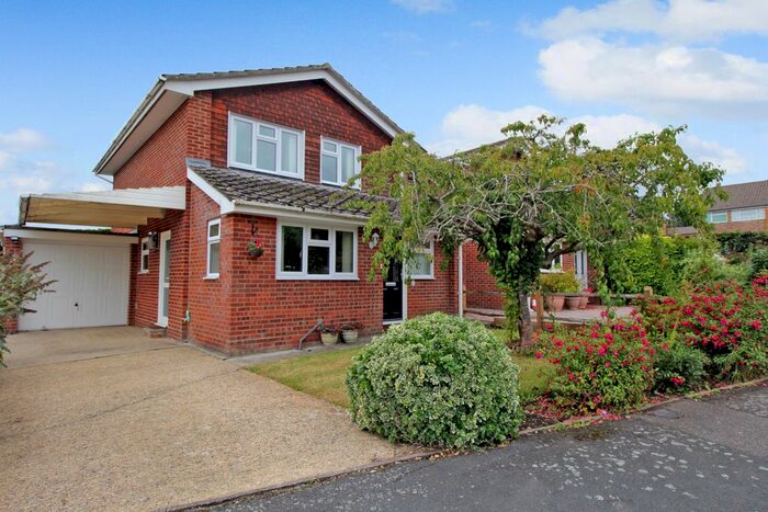 4 Bedroom Link Detached House To Rent In Walnut Close, Alton, Hampshire, GU34