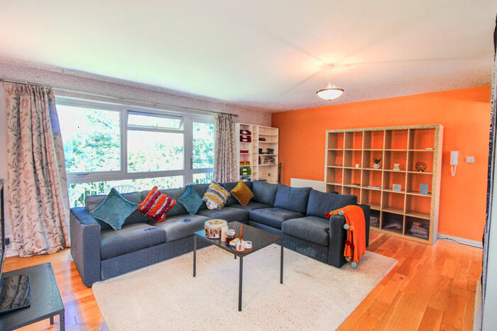 2 Bedroom Apartment To Rent In Beech Court, Willowbank, M14