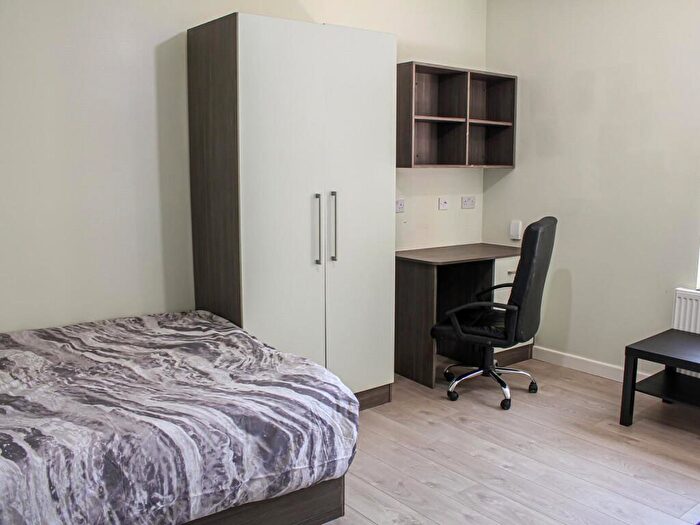 Apartment To Rent In Apt, Brudenell Road #, LS6