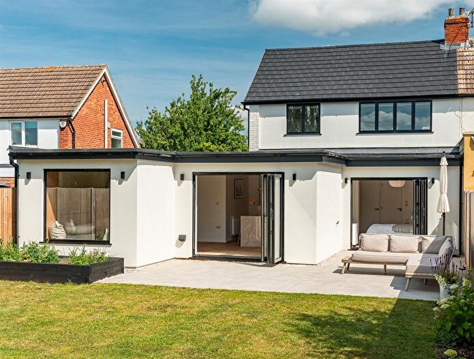 4 Bedroom Semi-Detached House For Sale In Mandeville Road, Hertford, SG13