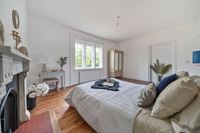 3 Bedroom Flat To Rent In Oakley Gardens, Redhill, RH1