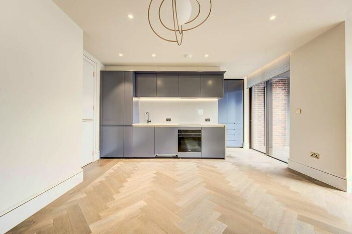 2 Bedroom Flat To Rent In Edith Row, Fulham, London, SW6