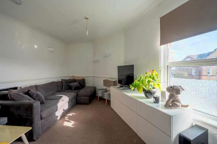 2 Bedroom Flat To Rent In Garratt Lane, Earlsfield, SW18