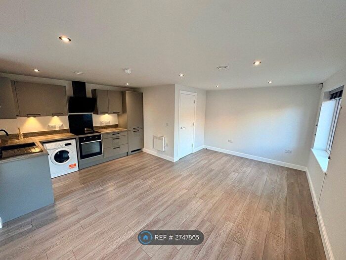 1 Bedroom Flat To Rent In West End Court, Leeds, LS11