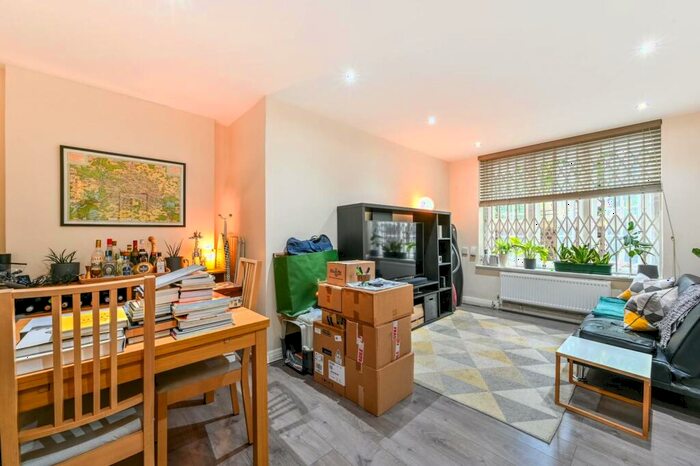 2 Bedroom Flat To Rent In Hillsborough Court, St John's Wood, London, NW6