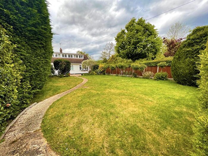 5 Bedroom Detached Bungalow For Sale In Long Lane, Hillingdon, UB10