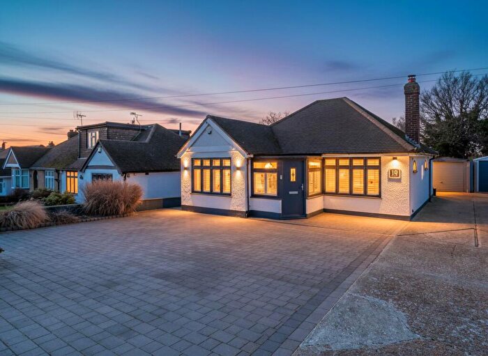 2 Bedroom Detached Bungalow For Sale In Cotswold Avenue, Rayleigh, SS6