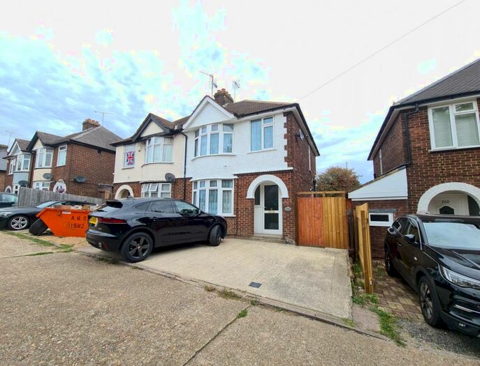 3 Bedroom Semi-Detached House To Rent In High Street North, Dunstable, LU6