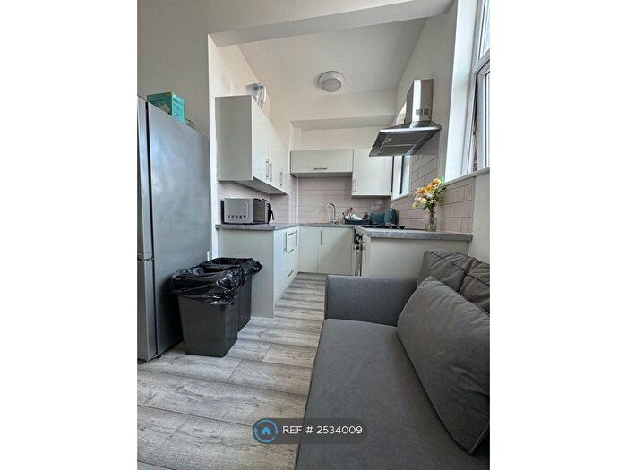 3 Bedroom Flat To Rent In Queens Road, Beeston, NG9