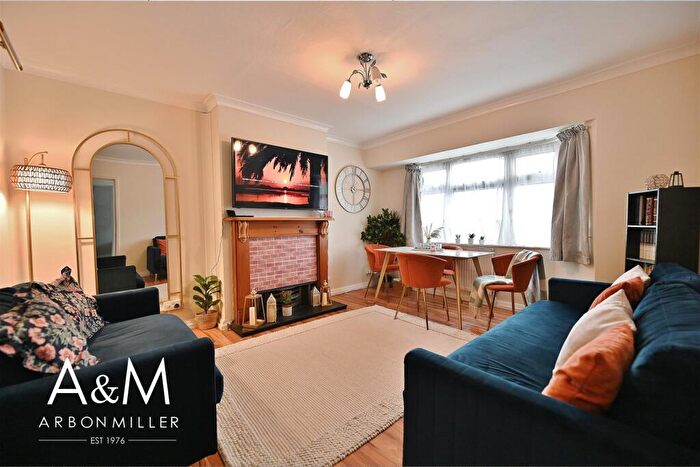 2 Bedroom Maisonette For Sale In Caernarvon Drive, Clayhall, IG5