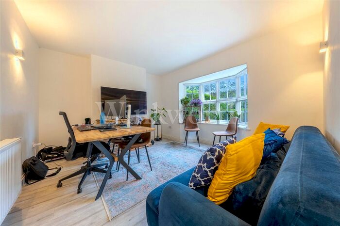 1 Bedroom Flat To Rent In Midholm Close, London, NW11