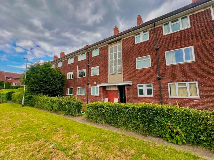 2 Bedroom Flat To Rent In Tinshill Mount, Leeds, West Yorkshire, LS16