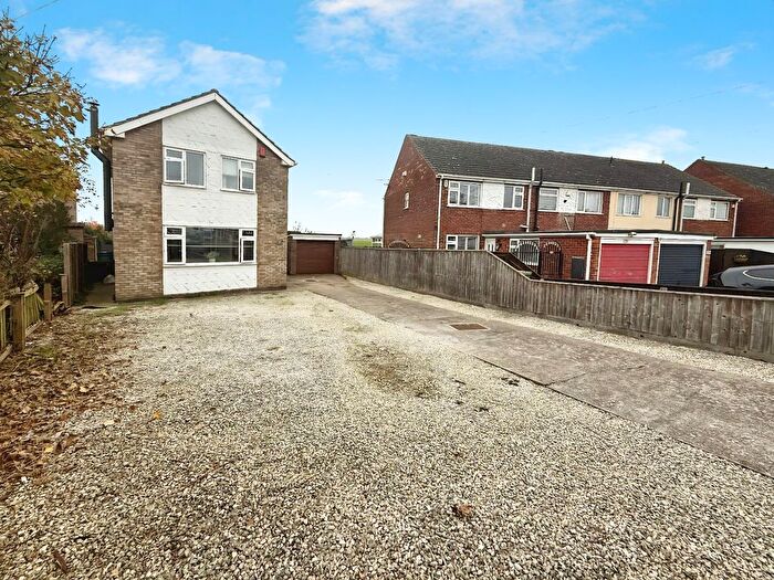 3 Bedroom Detached House For Sale In St. Nicholas Drive, Grimsby, Lincolnshire, DN37