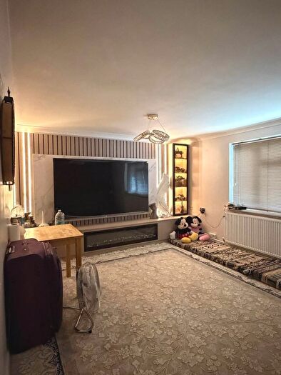 2 Bedroom Flat For Sale In Convent Way, Southall, UB2