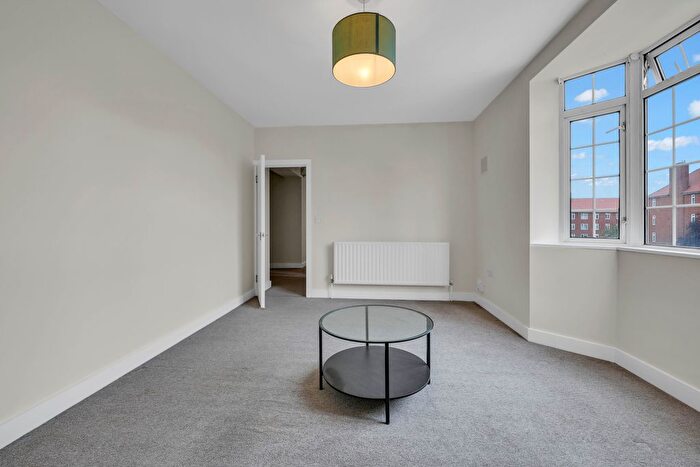 1 Bedroom Flat To Rent In Streatham High Road, Streatham, SW16