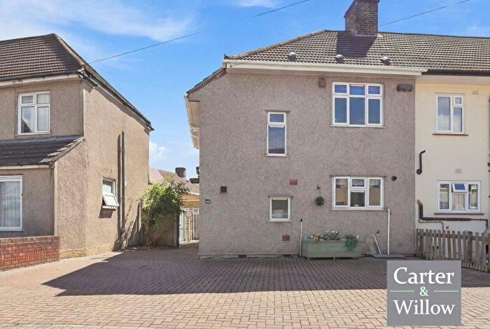 3 Bedroom End Of Terrace House For Sale In Crossway, Dagenham, RM8