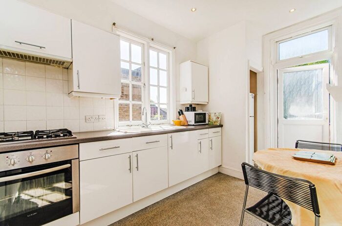 3 Bedroom Flat To Rent In Pitshanger Lane, Ealing, London, W5