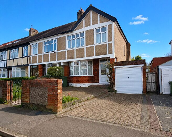 3 Bedroom End Of Terrace House For Sale In Grosvenor Drive, Hornchurch, Essex, RM11