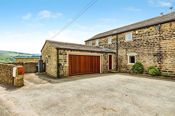 3 Bedroom Semi-Detached House For Sale In Saddleworth Road, Halifax, HX4