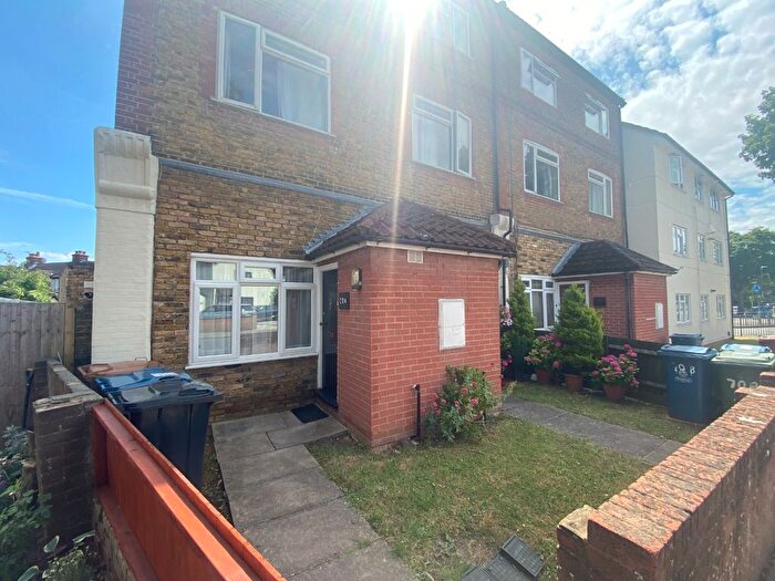 2 Bedroom Flat To Rent In Buckingham Road, Edgware, Greater London, HA8