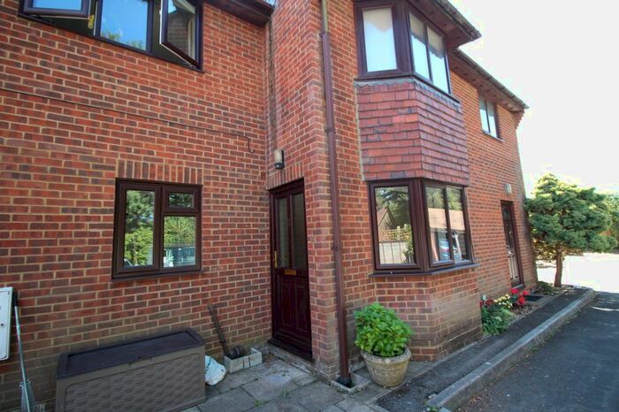 1 Bedroom Flat To Rent In Phoenix Court, Kingsclere, Newbury, Hampshire, RG20