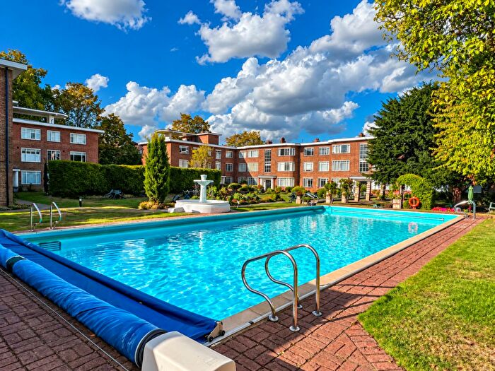 2 Bedroom Flat For Sale In Bridge Road, East Molesey, KT8