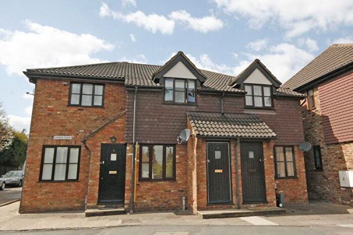 1 Bedroom Maisonette For Sale In Byfleet, Surrey, KT14