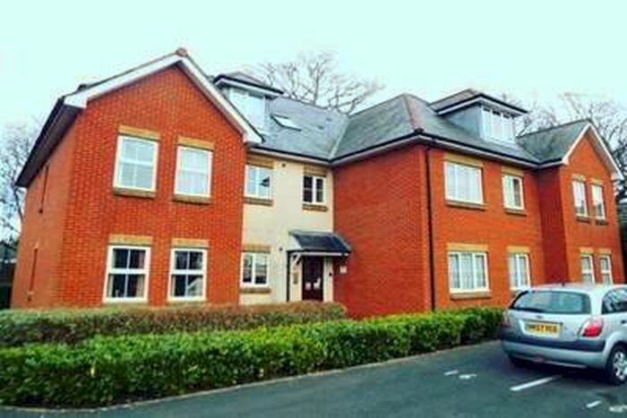 2 Bedroom Flat To Rent In Deanfield Court, Bitterne, SO18