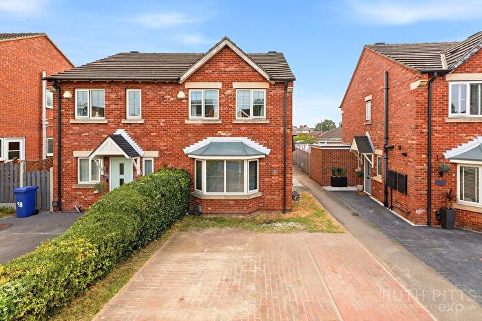 3 Bedroom Semi-Detached House For Sale In Plumpton Park, Shafton, S72