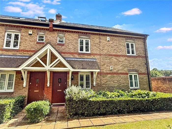 2 Bedroom Maisonette For Sale In Sovereign Mews, Barnet, EN4