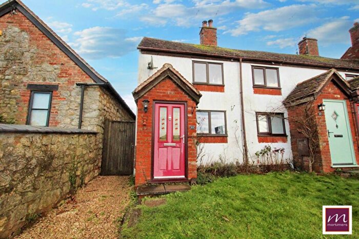 2 Bedroom Cottage For Sale In High Street, Buckingham, MK18