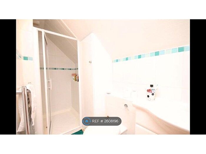 1 Bedroom Flat To Rent In Poplar Road, Leatherhead, KT22