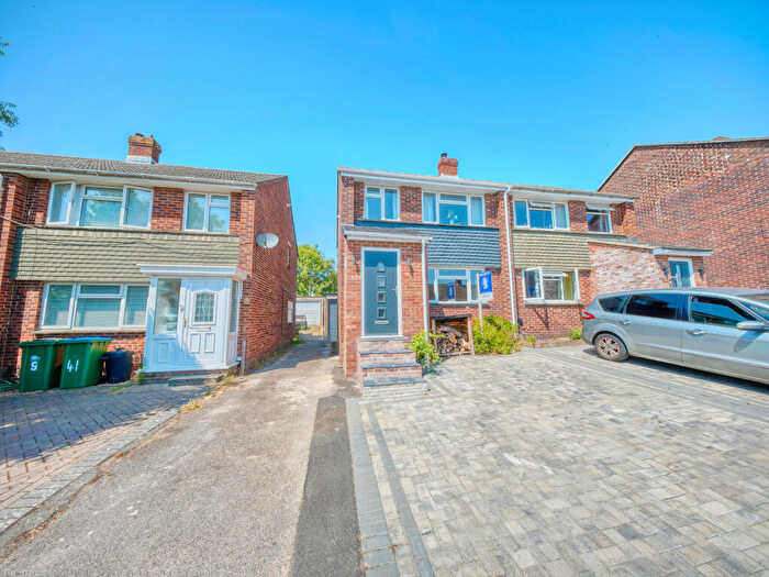 3 Bedroom Semi-Detached House For Sale In Effingham Gardens, Southampton, SO19
