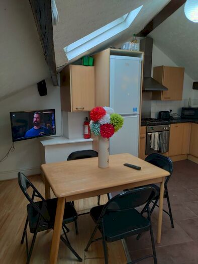 6 Bedroom Flat To Rent In Wilmslow Road, M14