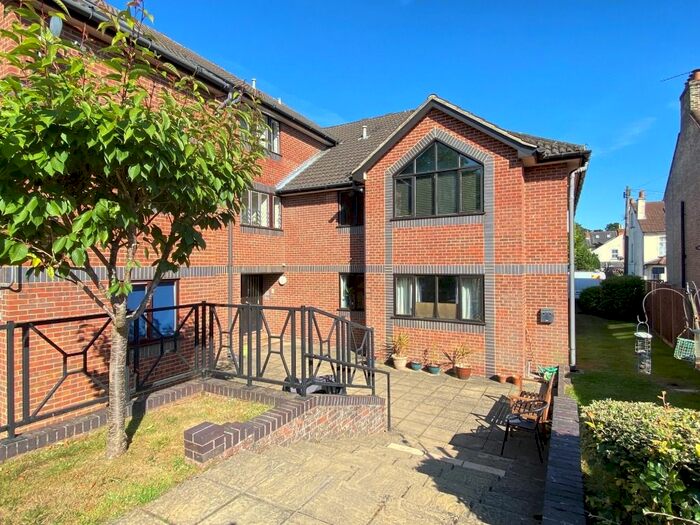 1 Bedroom Flat To Rent In Wellesley Gate, East Station Road, Aldershot, GU12