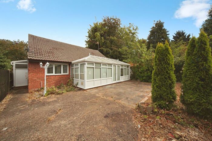 2 Bedroom Detached Bungalow For Sale In Beechwood Road, Luton, LU4