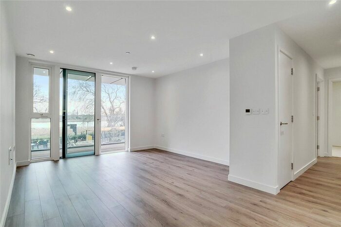 2 Bedroom Flat To Rent In Newnton Close, London, N4