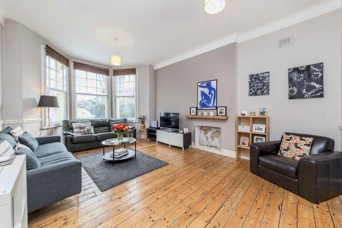 3 Bedroom Flat To Rent In Bedford Hill, London, SW12