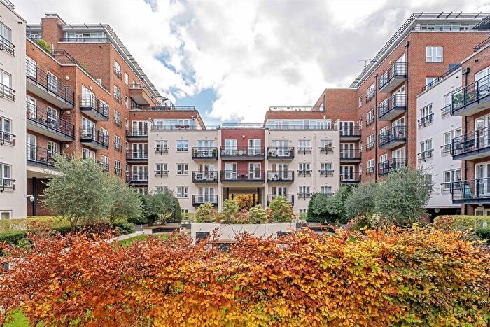 3 Bedroom Flat To Rent In Royal Quarter, Kingston Upon Thames, KT2