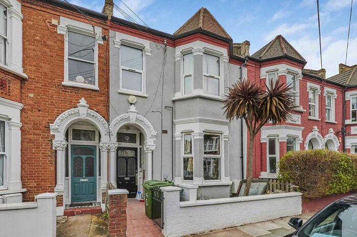 2 Bedroom Flat To Rent In Norfolk House Road, London, SW16