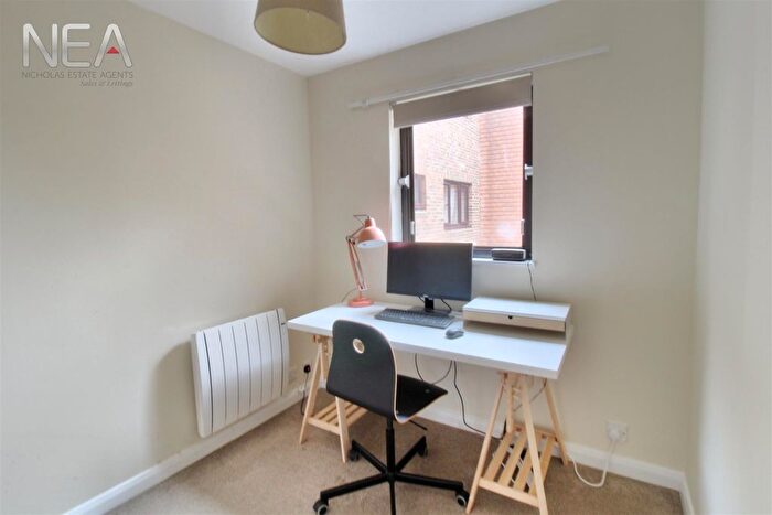 2 Bedroom Flat To Rent In Cardinal Close, Caversham, Reading, RG4