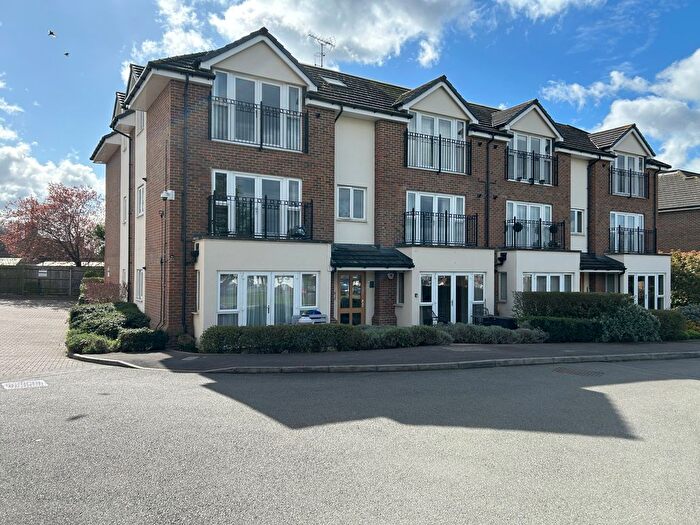 2 Bedroom Flat To Rent In Merchant Close, Epsom, KT19