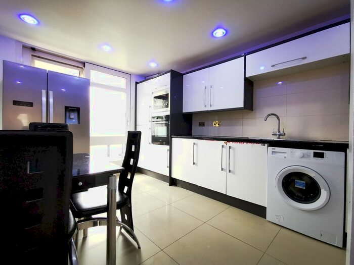 3 Bedroom Flat To Rent In Burcham Street, London, E14