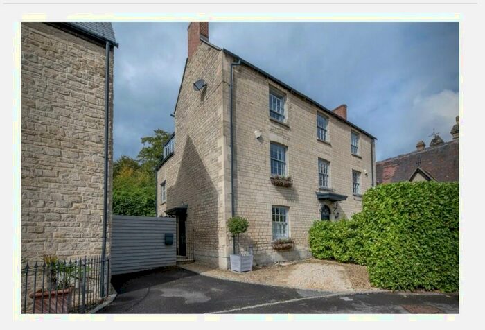 3 Bedroom Semi-Detached House To Rent In St. Andrews Square, Woodstock, OX20