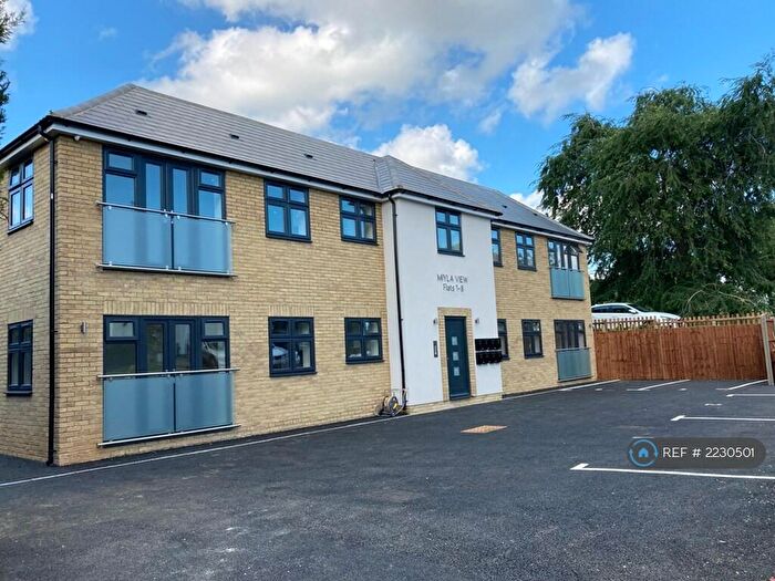 2 Bedroom Flat To Rent In Roe Green Close, Hatfield, AL10