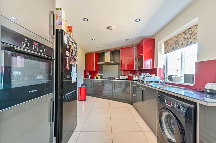 4 Bedroom Semi-Detached House For Sale In Mildenhall Road, Slough, SL1