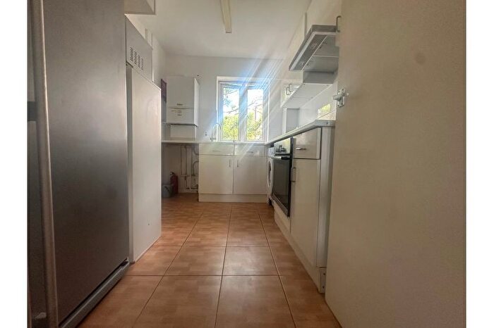 4 Bedroom Flat To Rent In Matlock Court, Denmark Hill, SE5