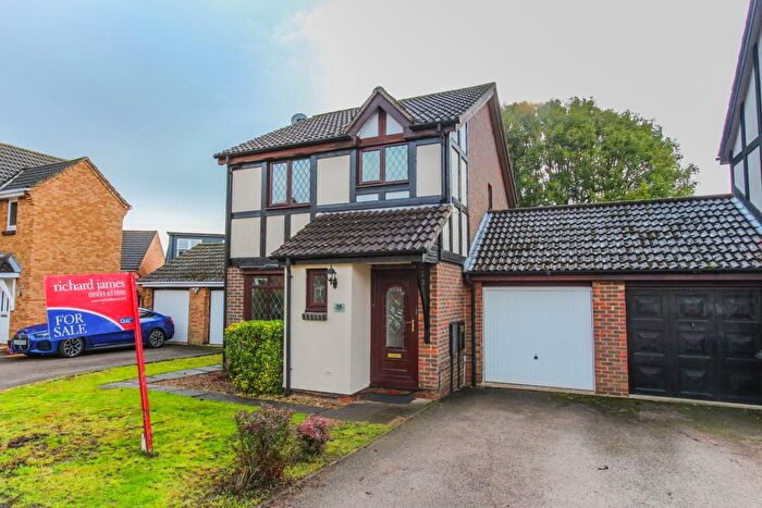 3 Bedroom Link Detached House For Sale In Lakeside, Irthlingborough, NN9