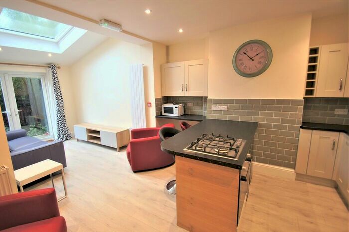 6 Bedroom Semi-Detached House To Rent In Brocklebank Road, Fallowfield, M14